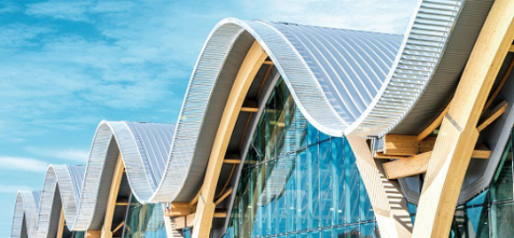Wie mit der richtigen Verbindungstechnik ein Flughafendach aus Holz Wellen schlägt