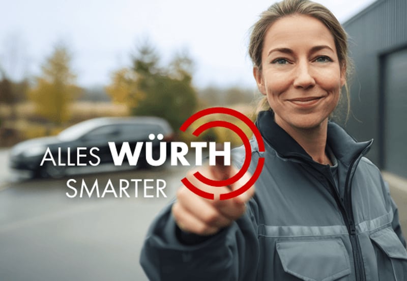 Frau in Arbeitskleidung zeigt auf Würth Logo