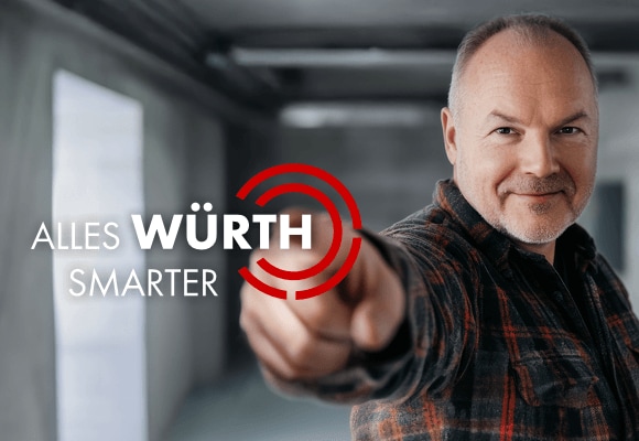 Mann in Rohbau zeigt auf Würth Logo Mann in Rohbau zeigt auf Würth Logo