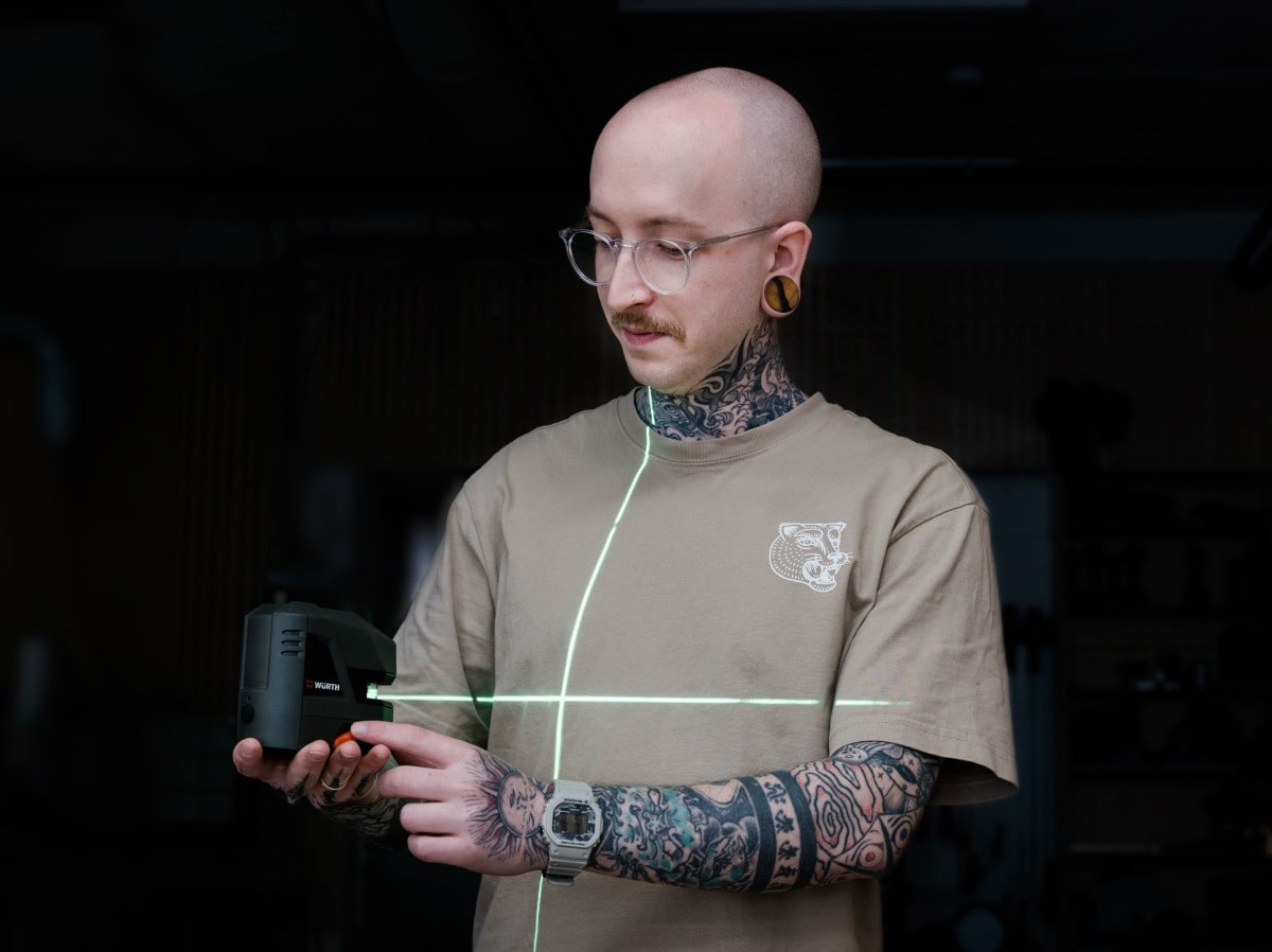 Jonas Winkler mit Linienlaser Jonas Winkler mit Linienlaser