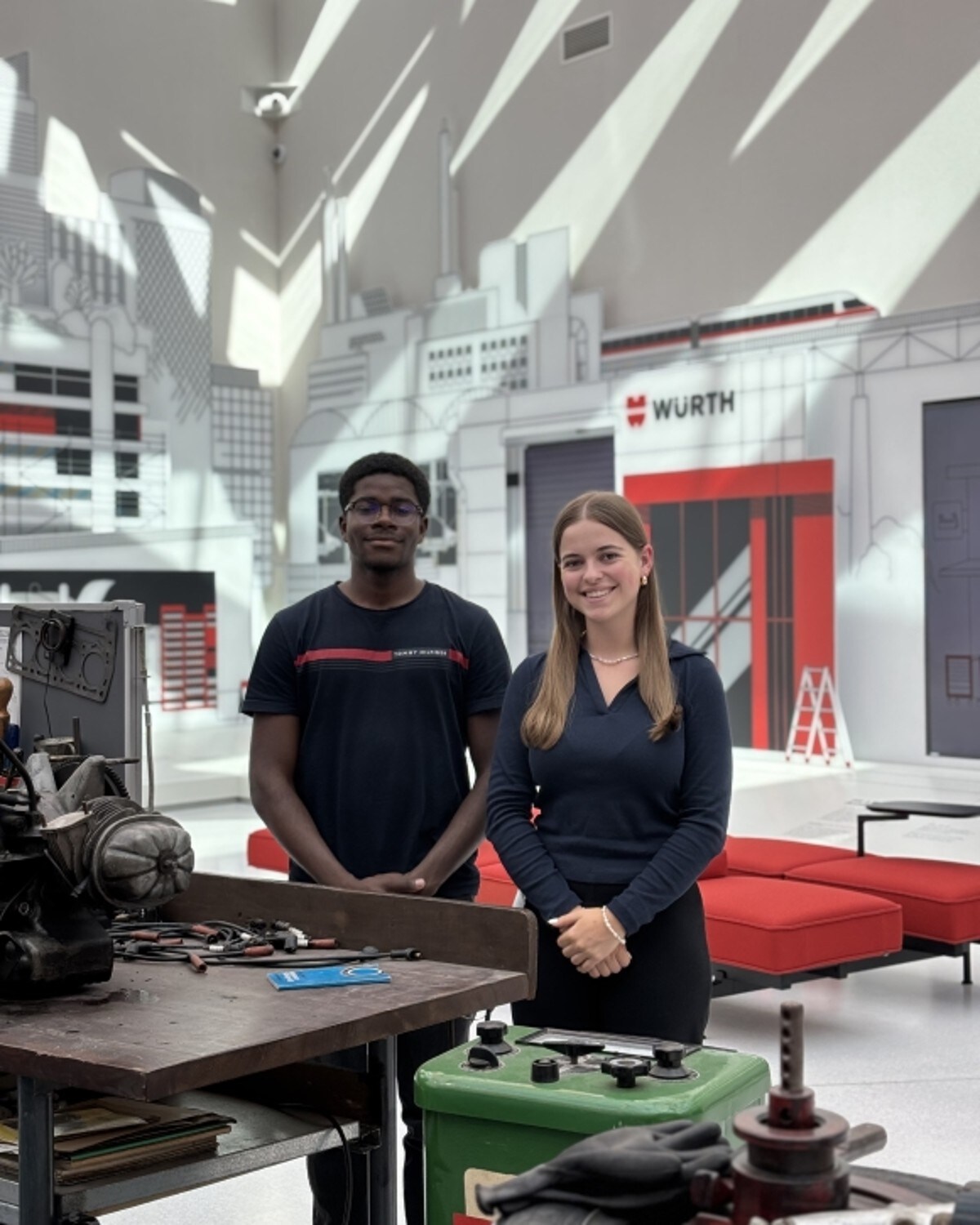 Emma und Glen in der Werkstatt