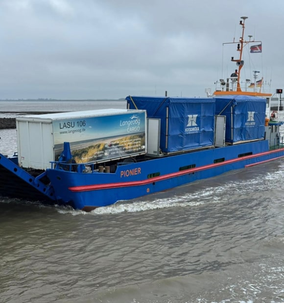 Transport der 3 ×6 m Module per Fähre auf die Insel Transport der 3 ×6 m Module per Fähre auf die Insel