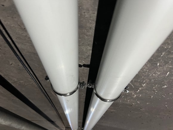 200 km Kabel werden an der Tunnelwand entlang verlegt