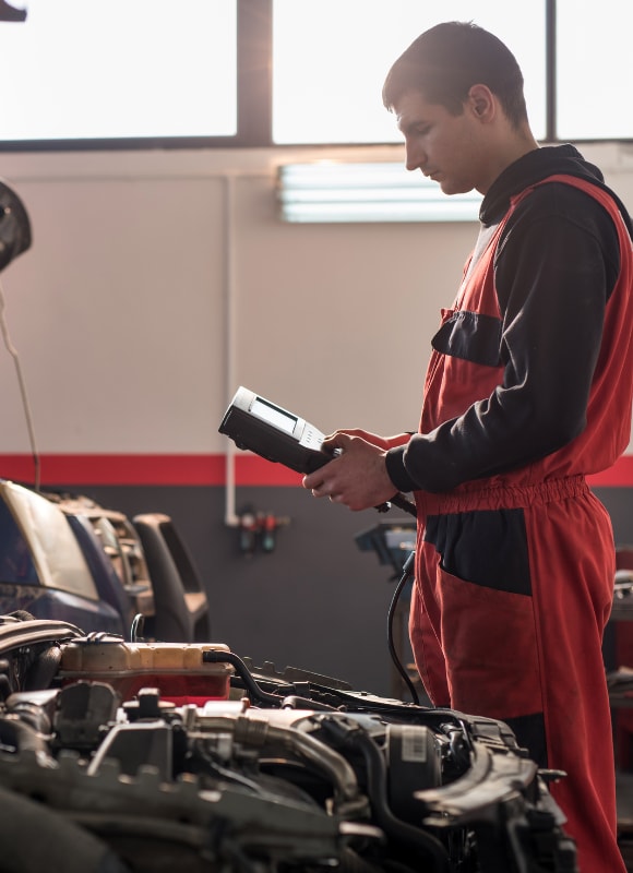 Junger Auto-Mechaniker