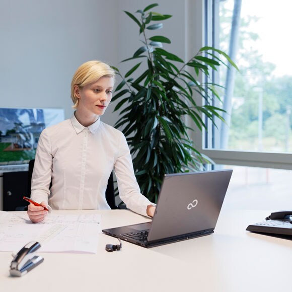 Frau sitzt vor Computer Frau sitzt vor Computer