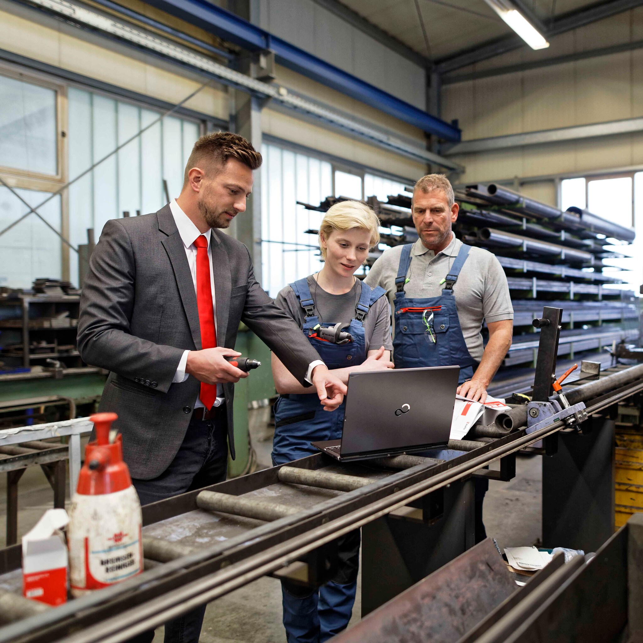 Mann schweißt Metall Mann schweißt Metall