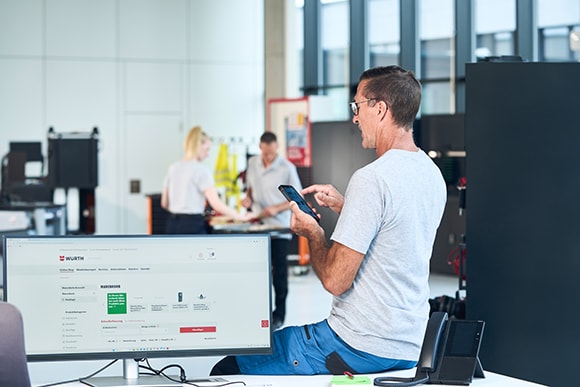 Mann sitzt vor PC und schreibt Rechnungen Mann sitzt vor PC und schreibt Rechnungen