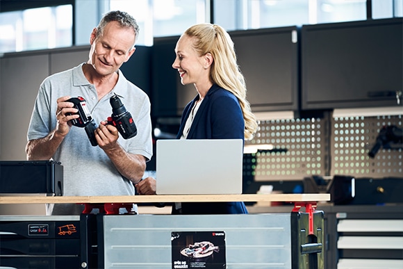 Mann bestellt einfach Verbrachsmaterial am Laptop Mann bestellt einfach Verbrachsmaterial am Laptop