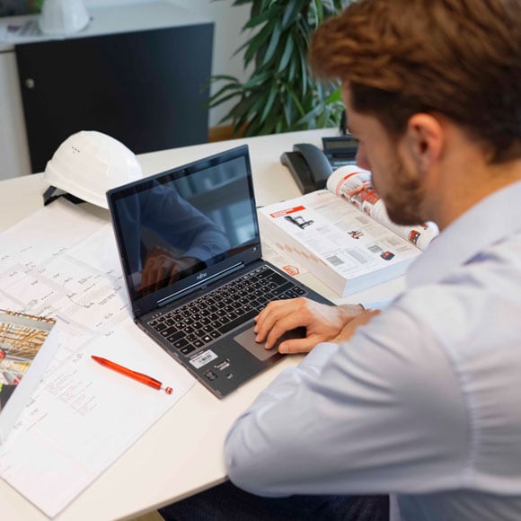 SO GEHT'S ONLINE: AUFBAU DER WEBSEITE - TEIL 3 Rückansicht Mann arbeitet am Laptop