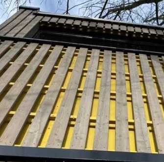 Bunte Fassade an einer Sporthalle