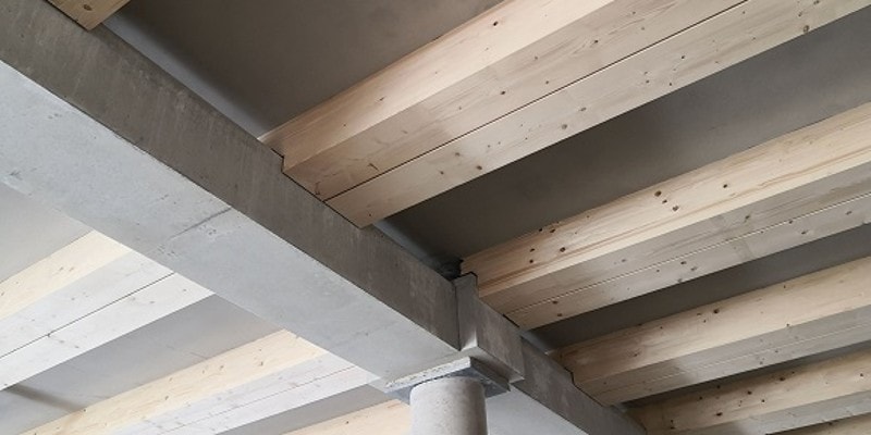Der Materialmix zwischen Holz und Beton schafft eine einzigartige Atmosphäre.