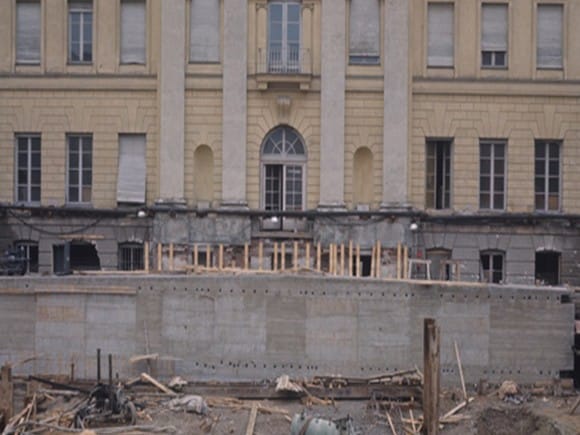 Abbildung 16: Errichtung der Tunneldecke im Kellergeschoß des Prinz-Carl-Palais in den  späten 1960er Jahren, Foto: Landeshauptstadt München